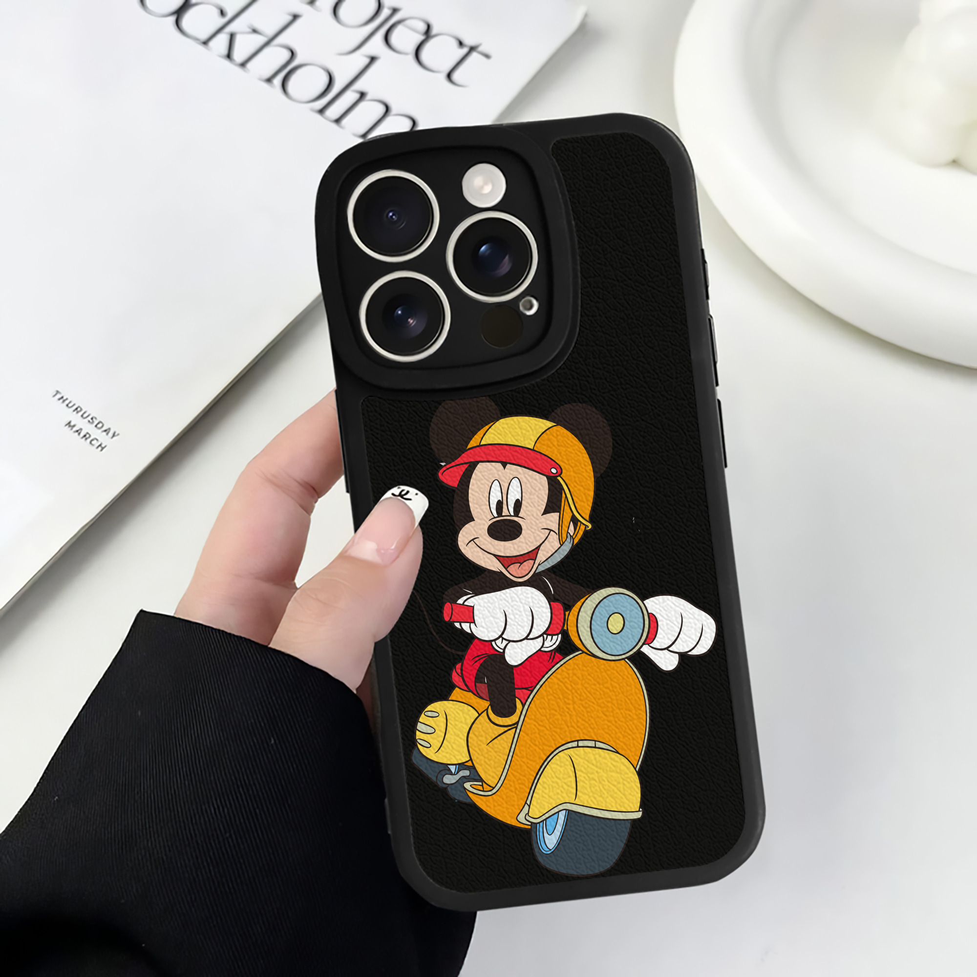 （画像用） ミッキーマウス Mickey Mouse 【iPhone 16シリーズ対応】シリコンスマホケース（レザー調） 材質：シリコン